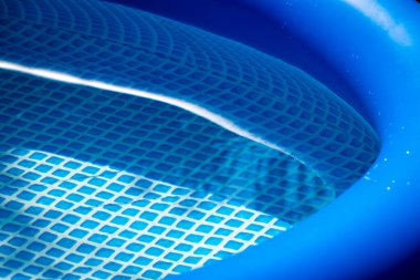 Özel bir evin arka bahçesindeki mavi şişme havuzun bir parçası..