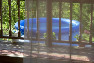 Özel bir evin arka bahçesinde şişme mavi havuz..