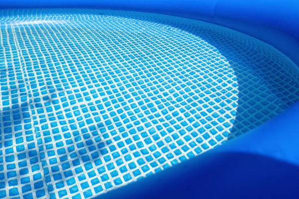 Parte Una Piscina Inflable Azul Patio Trasero Una Casa Privada —  Fotos de Stock