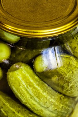 Ev yapımı salatalıklı cam bir kavanoz..