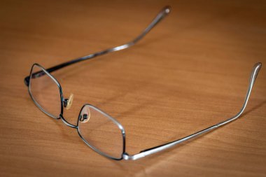 Görüş için gözlükler ofis masasının üzerinde. Yakın plan..