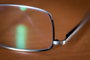 Görüş için gözlükler ofis masasının üzerinde. Yakın plan..