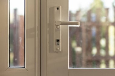 Büyük beyaz plastik bir pencereyi kapattım..