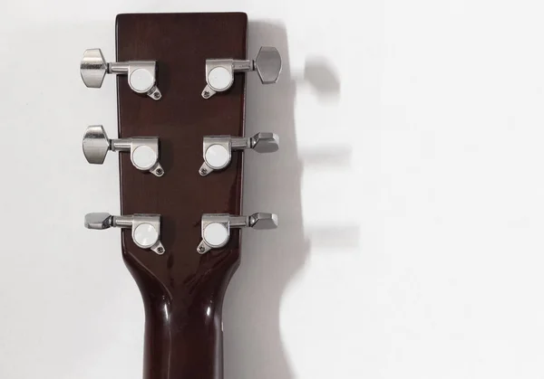 Una Guitarra Solitaria Levanta Contra Pared Habitación —  Fotos de Stock