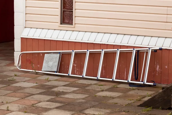 Een Aluminium Trapladder Ligt Veranda — Stockfoto