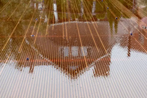 Spiegelung Vom Nassen Dach Des Nachbarhauses Als Abstraktion — Stockfoto