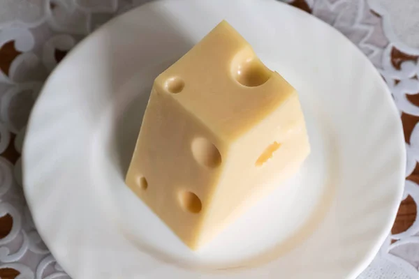 Kaas Ligt Een Close Van Een Wit Porseleinen Bord — Stockfoto