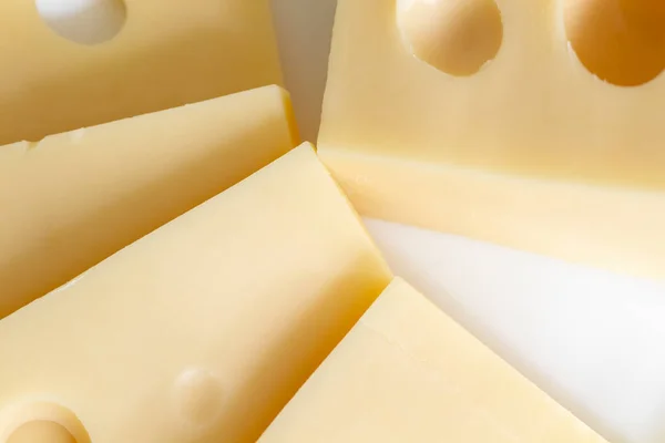 Сыр Лежит Крупном Плане Белой Фарфоровой Тарелки — стоковое фото
