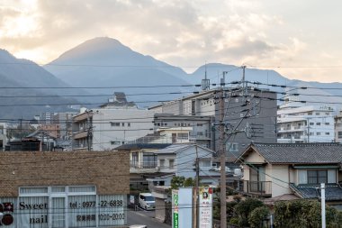 Beppu, Japonya - 14 Şubat 2017: Beppu şehirde günbatımı Beppu tren istasyonundan