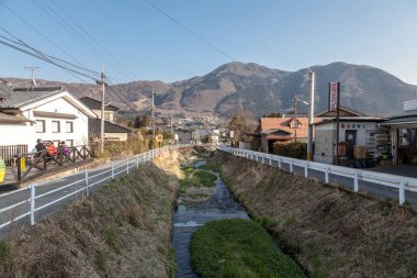 Yufuin, Oita, Japonya - Mart 17,2017: Yufuin ana cadde Tren İstasyonu'na sahip birçok dükkan yemek, tatlı ve hediye için Oita ili bulunan, Japonya