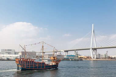 Osaka, Japonya - 19 Şubat 2017: Osaka Bay Cruise Santa Maria en heyecan verici geziler biridir. Osaka akvaryum Kaiyukan Tempozan Harbor Köyü'nde üzerinden tam bir tur için kalkar.