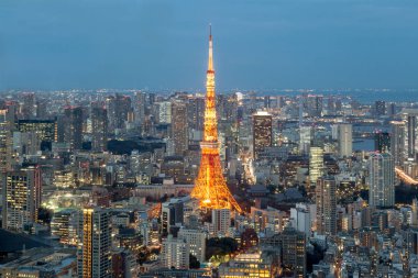 Tokyo Kulesi ve şehrin Mori kule, Roppongi Hills, Tokyo, Japonya.