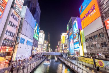 Osaka, Japonya - 19 Şubat 2017: Dotonbori Osaka'nın en popüler turistik yerlerinden biridir, bu sokak Dotonbori kanala paralel gidiyor. Popüler alışveriş ve eğlence bölgesi olan