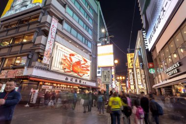 Osaka, Japonya - 19 Şubat 2017: Dotonbori İlçesi bir ünlü alışveriş ve yiyecek Japonya'nın Osaka alandır.