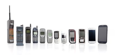 Eski cep telefonundan geçmişten beyaz arka plan üzerinde günümüze.