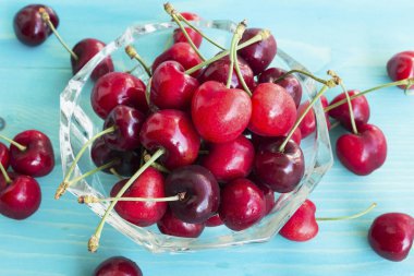 Mavi arka planda kirazlar.