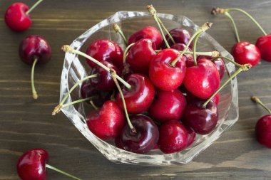 Cam bir kasede kirazlar.