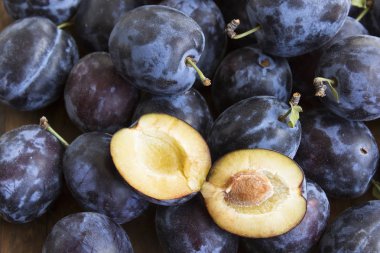 Bir yığın üzerinde olgun erik.