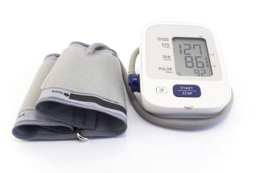 Tonometer kan basıncı üzerinde beyaz izole.