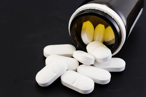Antibiotikum Auf Schwarzem Hintergrund lizenzfreie Stockbilder