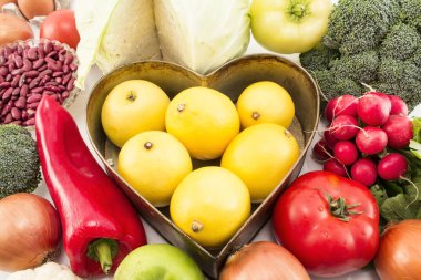 Kalp tepsisi ile çeşitli sağlıklı gıda.