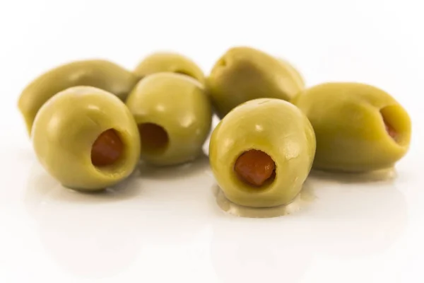 Gröna oliver fyllda med paprika, isolerade på vitt — Stockfoto