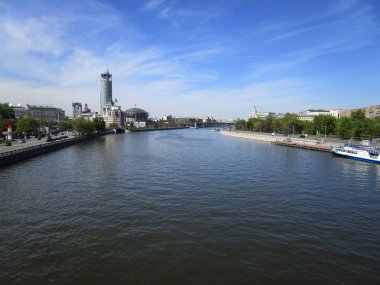 Yaz aylarında Moskova Nehri