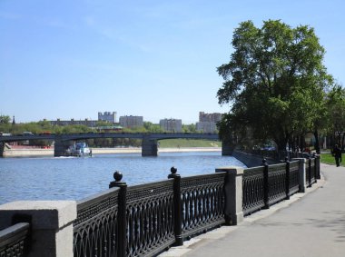 Yaz aylarında Moskova Nehri
