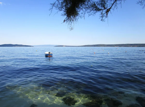 Pittoresk scen av båtar i en lugn bukt i Kroatien — Stockfoto