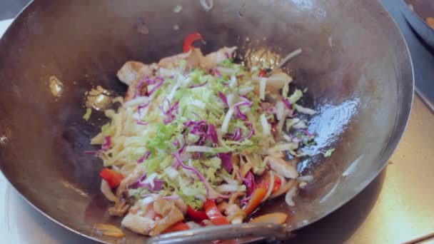 Udon Noodles Κοτόπουλο Και Λαχανικά Μαγείρεμα Φαγητό Του Δρόμου — Αρχείο Βίντεο