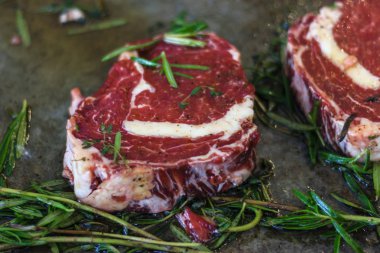 ham sığır eti biftek ile bir tavada biberiye dal parçaları