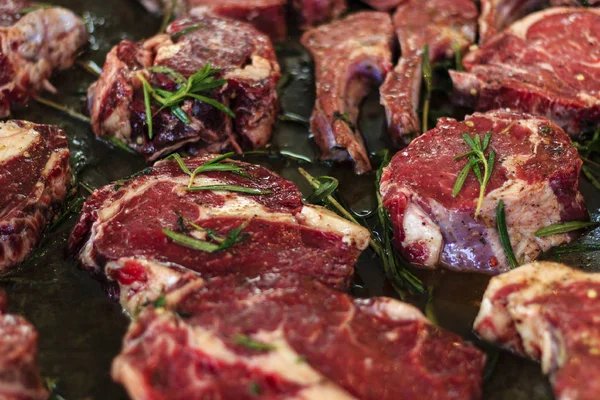 ham sığır eti biftek ile bir tavada biberiye dal parçaları