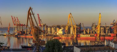 Odessa, Ukrayna - 20 Eylül 2018. Akşam kargo noktasının görünümü