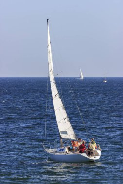 zevk yat altında beyaz yelken