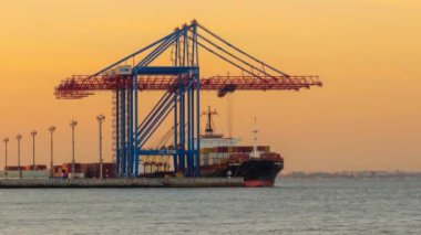 Odessa, Ukrayna - 18 Eylül 2018. Konteyner gemisi kargo limanında boş. Hızlandırılmış