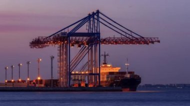 Odessa, Ukrayna - 18 Eylül 2018. Konteyner gemisi kargo limanında boş. Hızlandırılmış