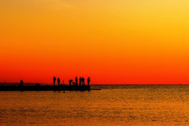 Balıkçılar güneş doğarken balık yakalamak