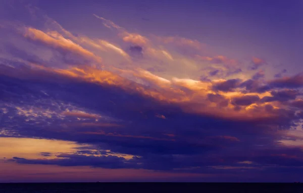 Nubes iluminadas por el sol poniente —  Fotos de Stock