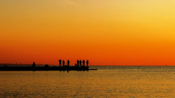 Pescadores pescan al amanecer —  Fotos de Stock