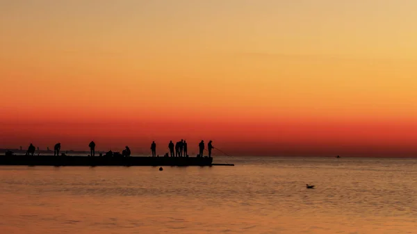 Pescadores pescan al amanecer —  Fotos de Stock