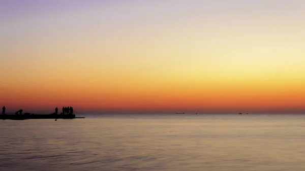 Pescadores pescan al amanecer —  Fotos de Stock