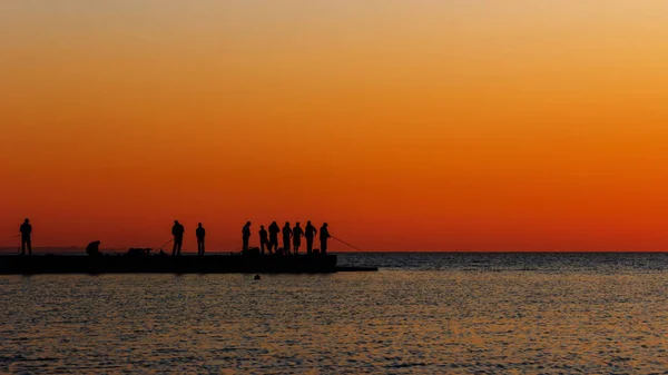 Pescadores pescan al amanecer —  Fotos de Stock