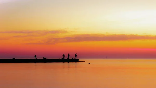 Pescadores pescan al amanecer —  Fotos de Stock