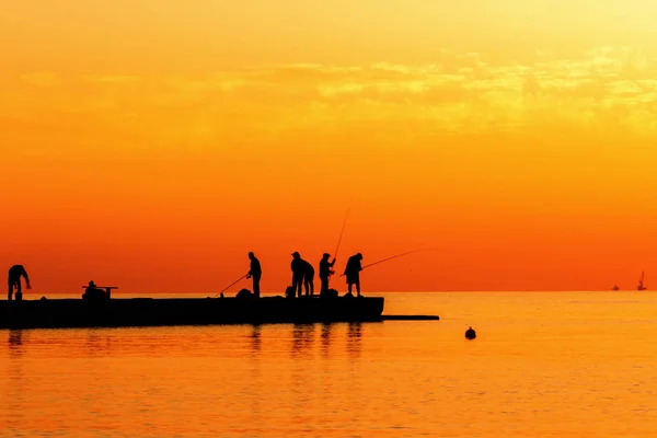 Pescadores pescan al amanecer —  Fotos de Stock