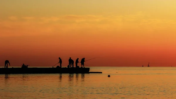 Pescadores pescan al amanecer —  Fotos de Stock