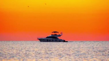 zevk tekne gökyüzüne karşı gündoğumu sırasında gider.