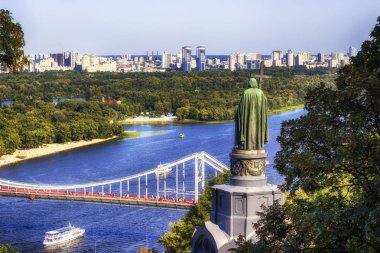 Baptist Vladimir anıtıve Kiev yaya köprüsü nün görünümü. Ukrayna