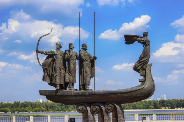 Dinyeper Kıyısında Kiev Efsanevi Kurucuları Için Anıt — Stok fotoğraf