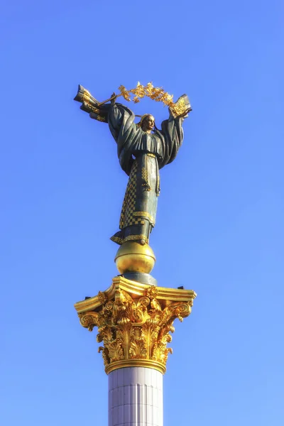 Estátua de Beregin no Monumento da Independência da Ucrânia em Kie — Fotografia de Stock