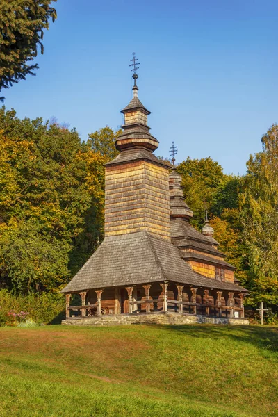 Старая деревянная церковь на холме возле леса. Осенний сельский ландшафт — стоковое фото